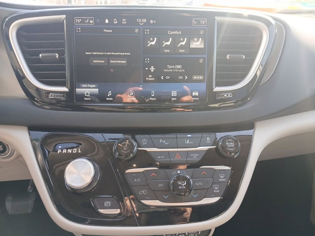 Used 2024 Chrysler Pacifica Touring-L image 22