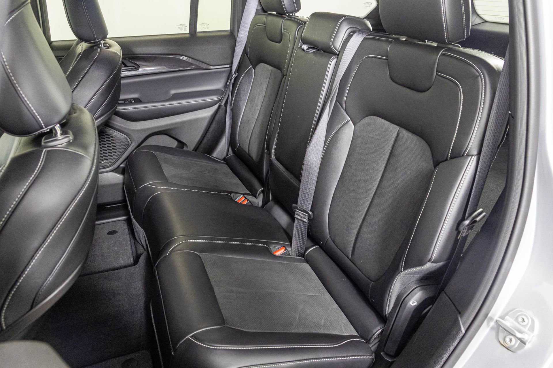 Used 2023 Jeep Grand Cherokee Altitude image 37