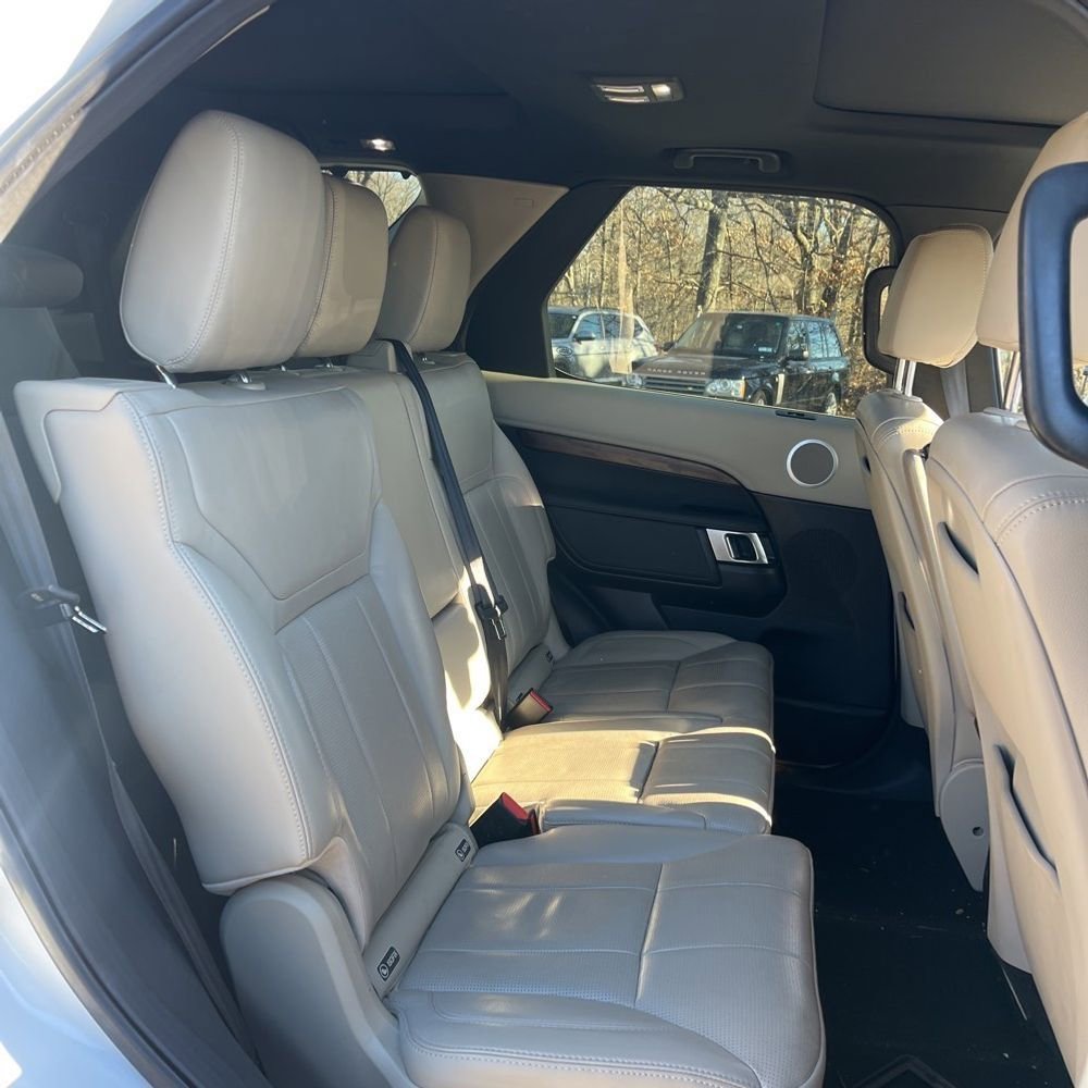 Used 2018 Land Rover Discovery HSE image 10