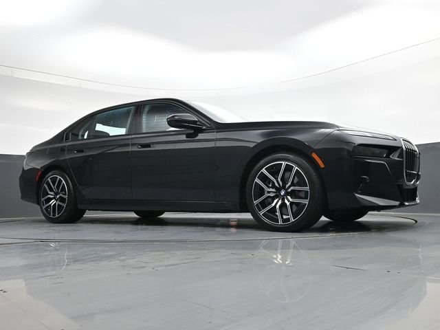 Used 2025 BMW 760i xDrive w/ Luxury Rear Seating Package image 28