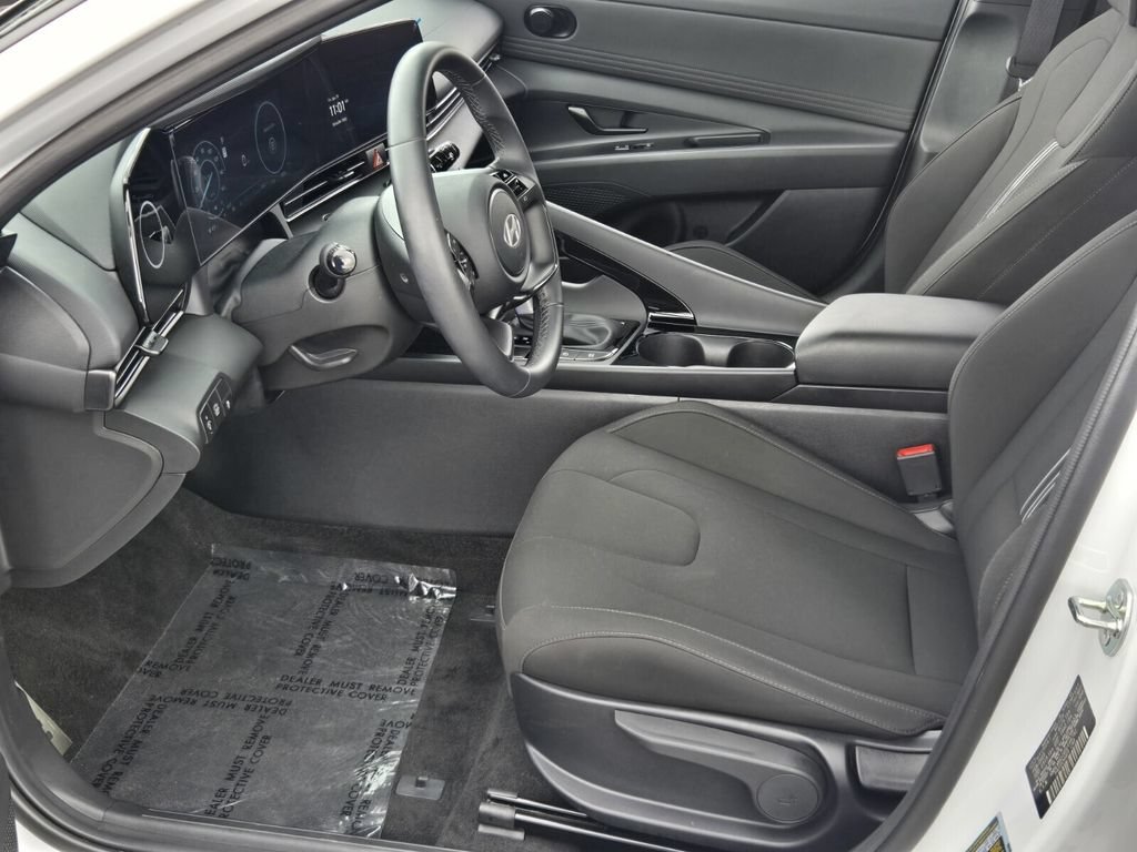 Certified 2025 Hyundai Elantra SEL FWD image 10