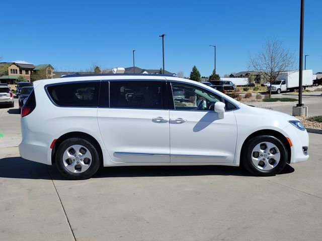 Used 2017 Chrysler Pacifica Touring-L Plus image 2