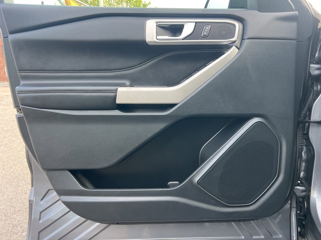 Used 2022 Ford Explorer XLT w/ Equipment Group 202A image 11