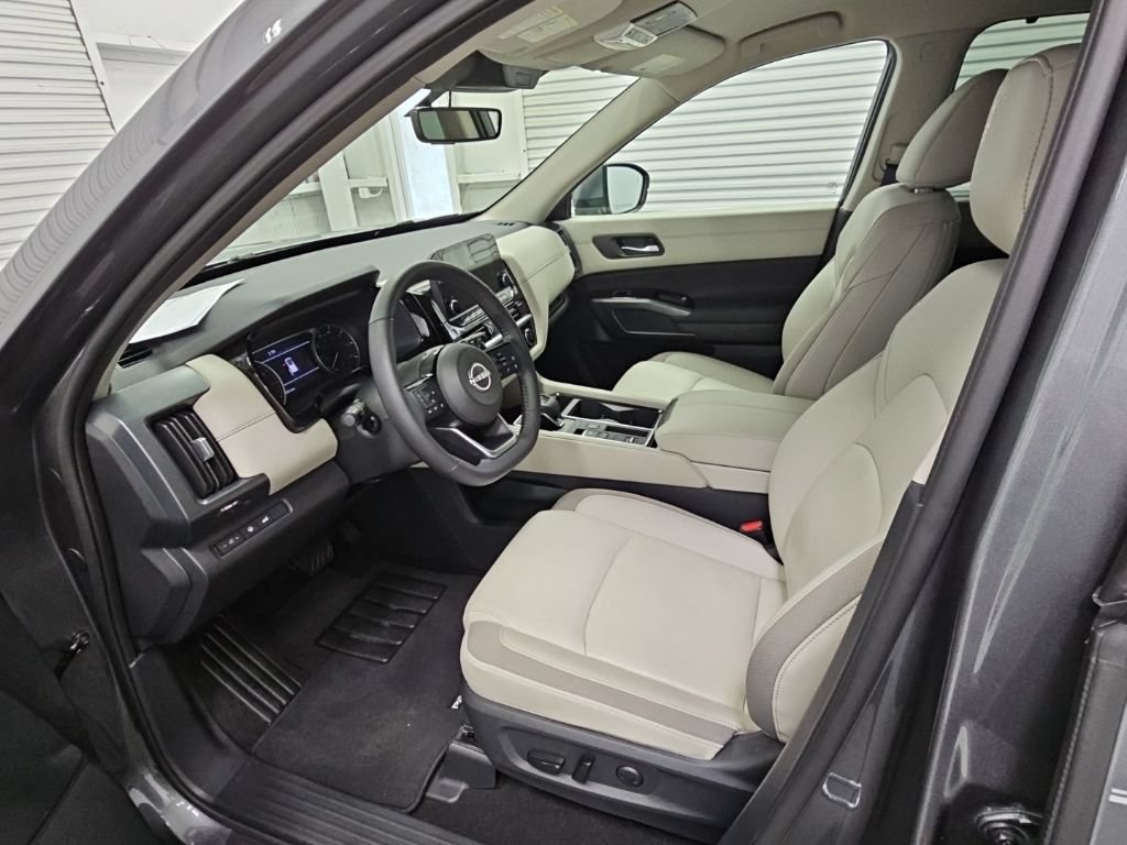 Used 2025 Nissan Pathfinder SL FWD image 11