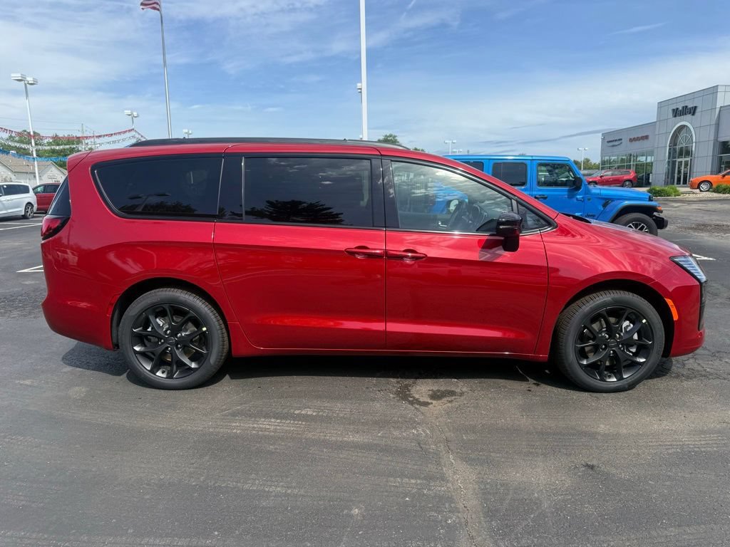 New 2027 Chrysler Pacifica Limited AWD/4WD image 8