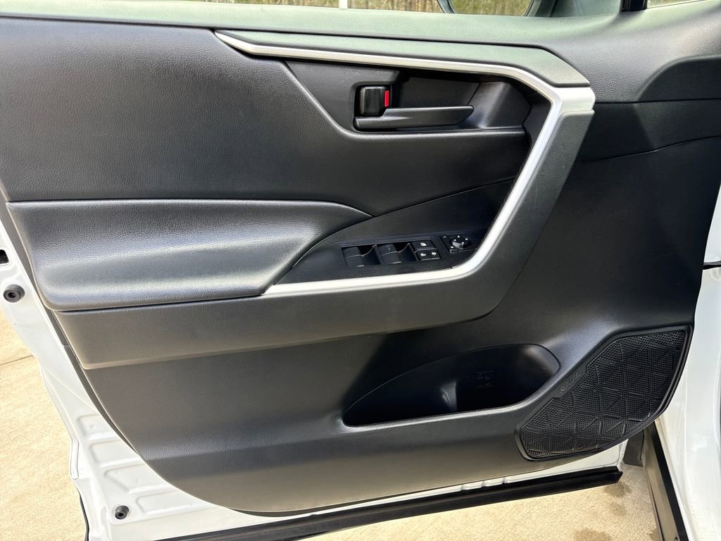 Used 2021 Toyota RAV4 LE image 14