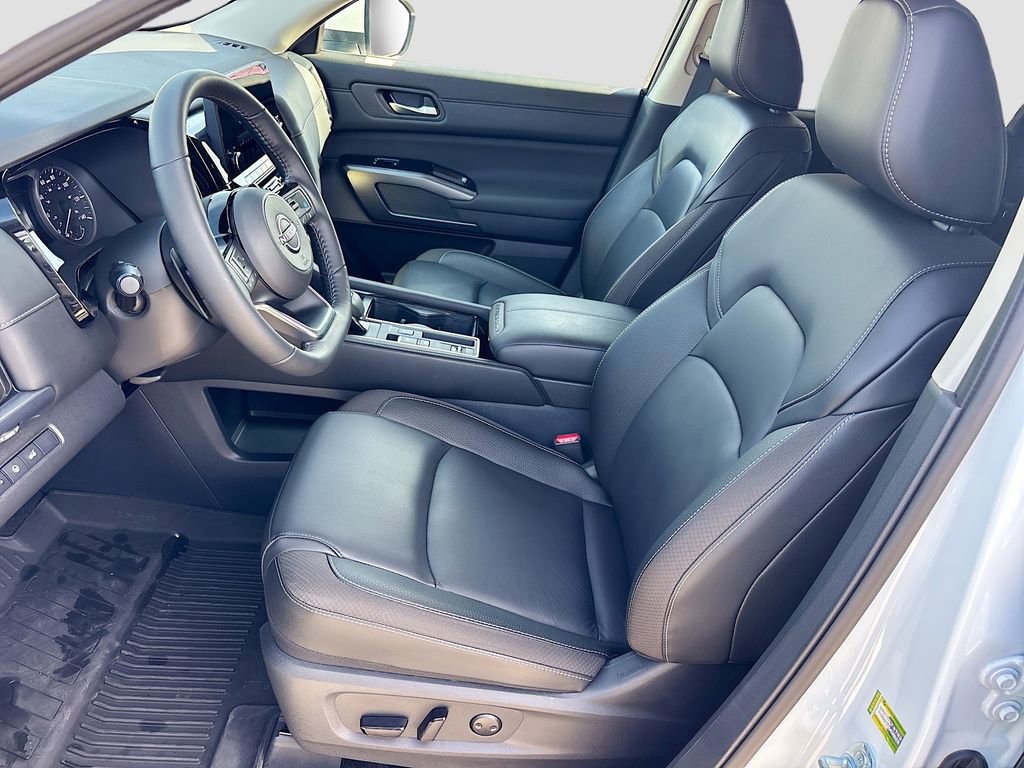 Used 2025 Nissan Pathfinder SL w/ Lighting Package (N92) image 21