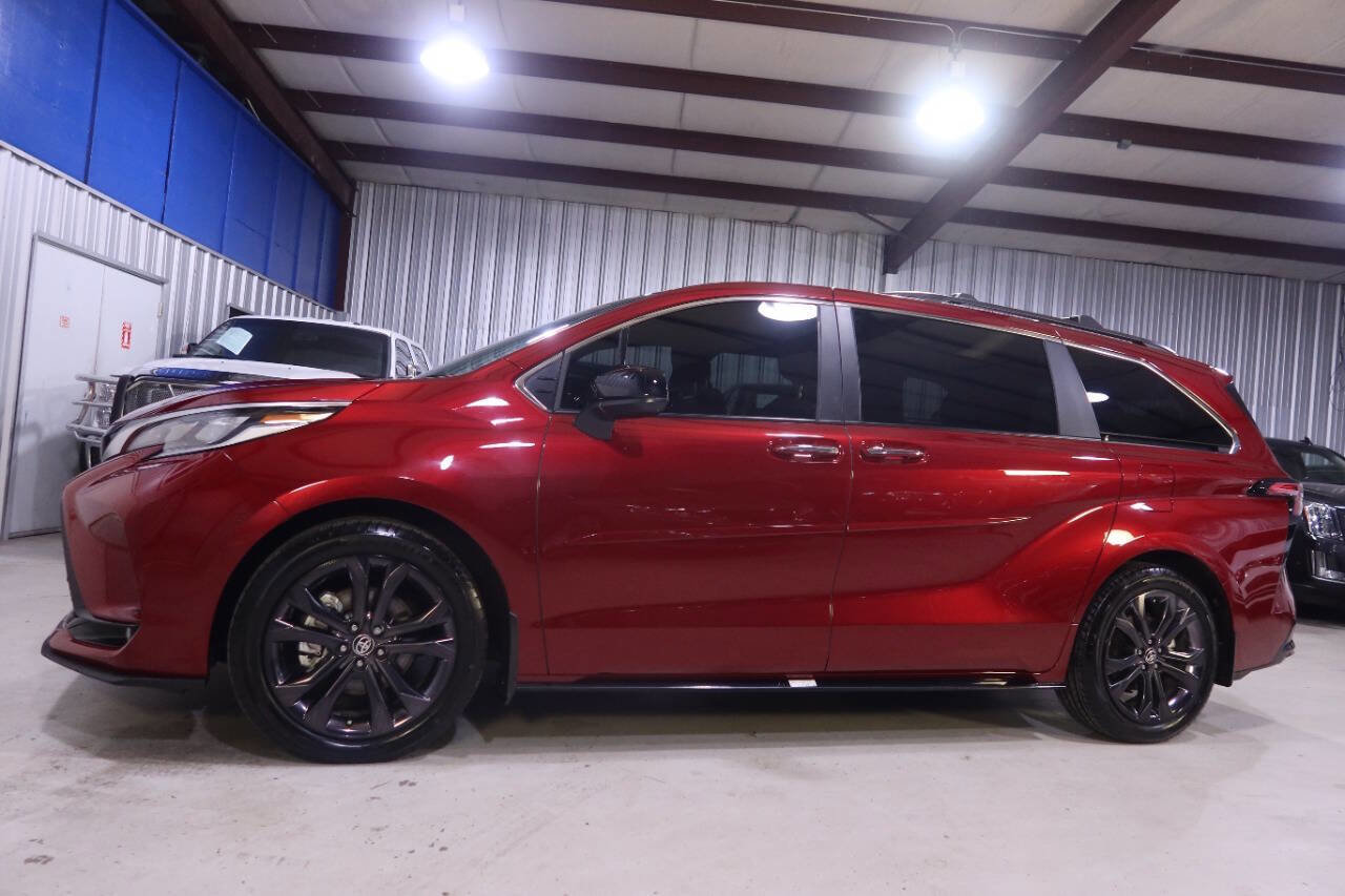 Used 2024 Toyota Sienna XSE image 1