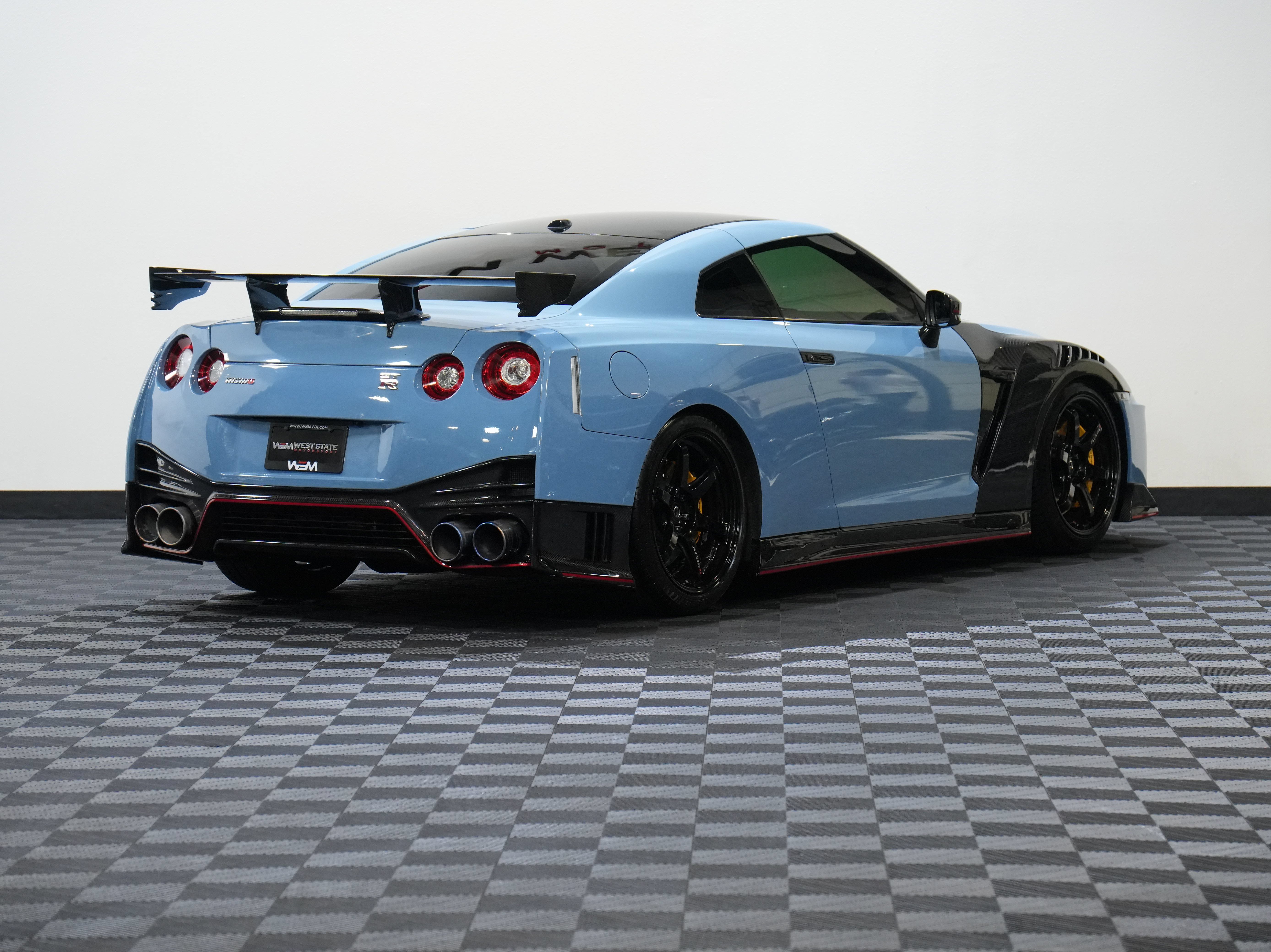 Used 2017 Nissan GT-R NISMO AWD/4WD image 6