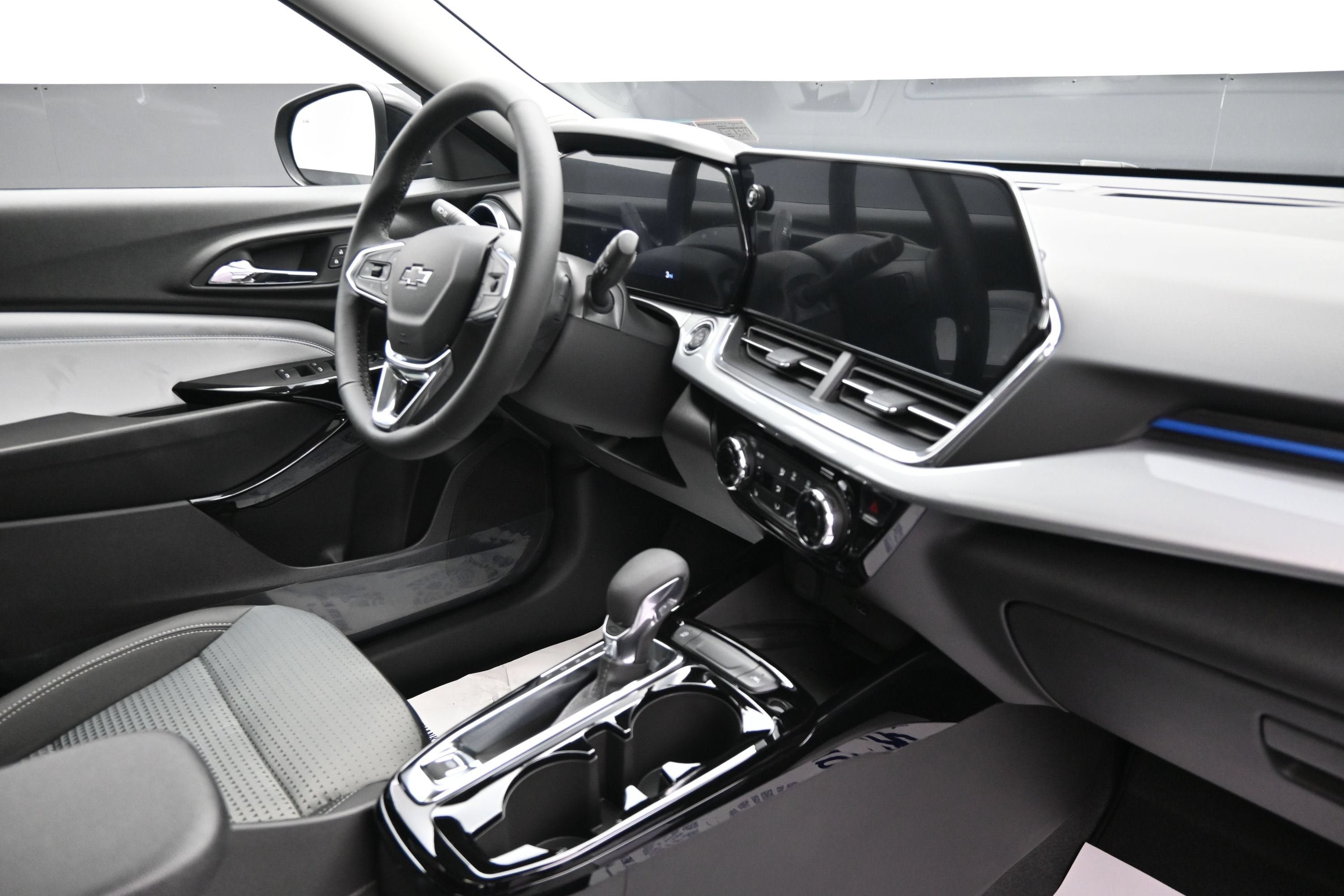New 2026 Chevrolet Trax LT w/ Sunroof Package FWD image 32