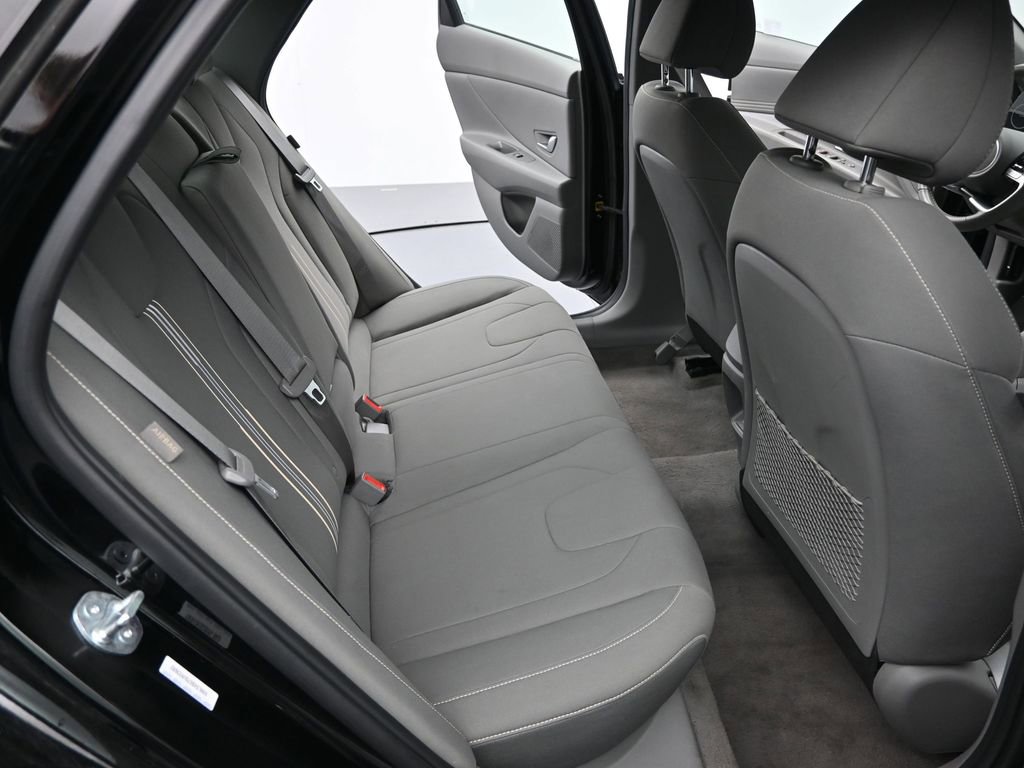 Used 2025 Hyundai Elantra SEL image 17