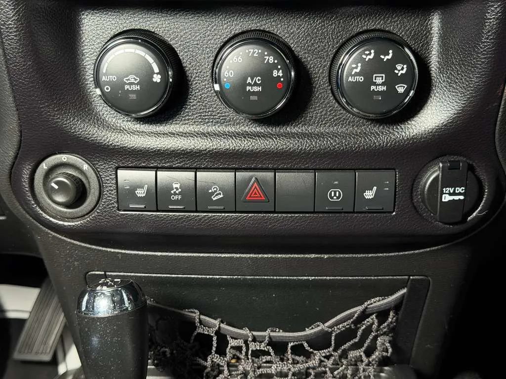 Used 2015 Jeep Wrangler Rubicon w/ Power Convenience Group AWD/4WD image 32