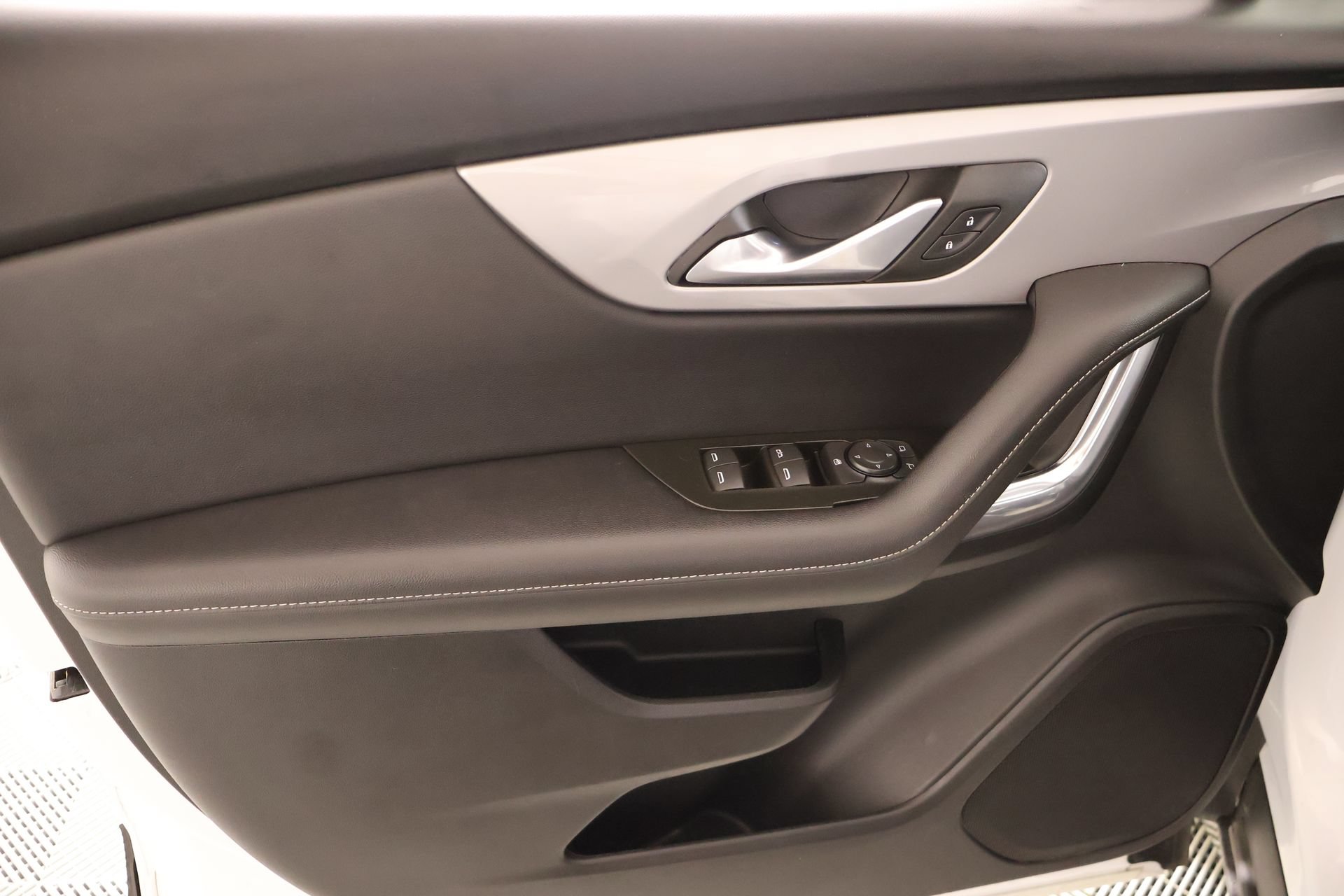 Used 2025 Chevrolet Blazer LT FWD image 15