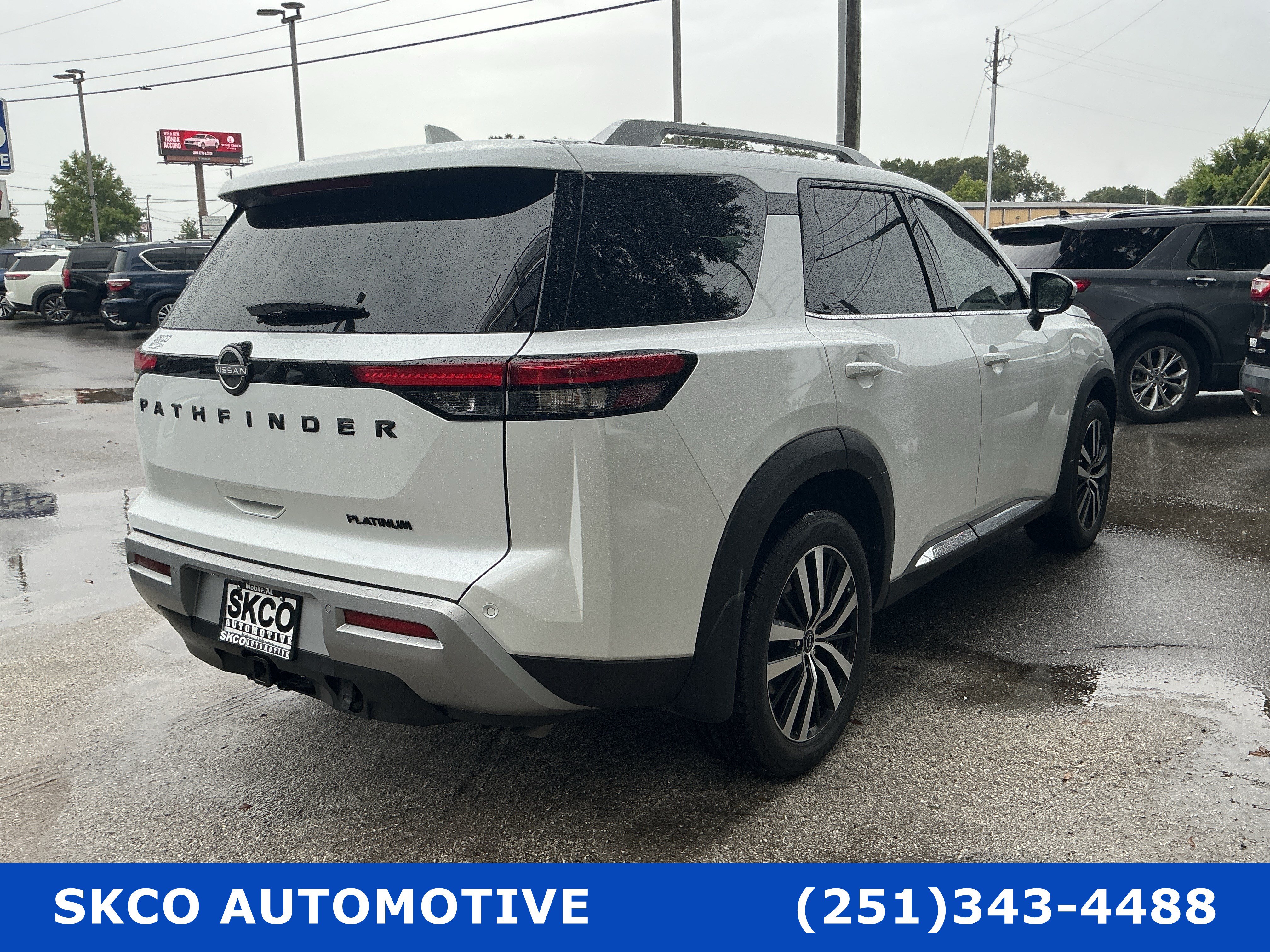 Used 2025 Nissan Pathfinder Platinum FWD image 5