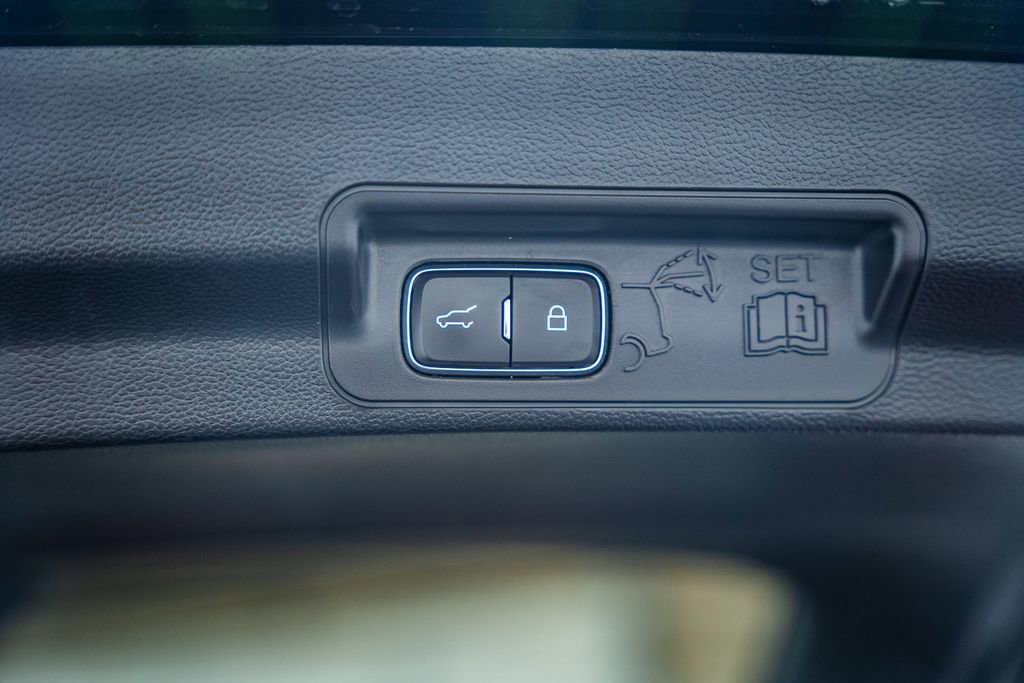 Certified 2021 Ford Explorer XLT w/ Equipment Group 202A image 11