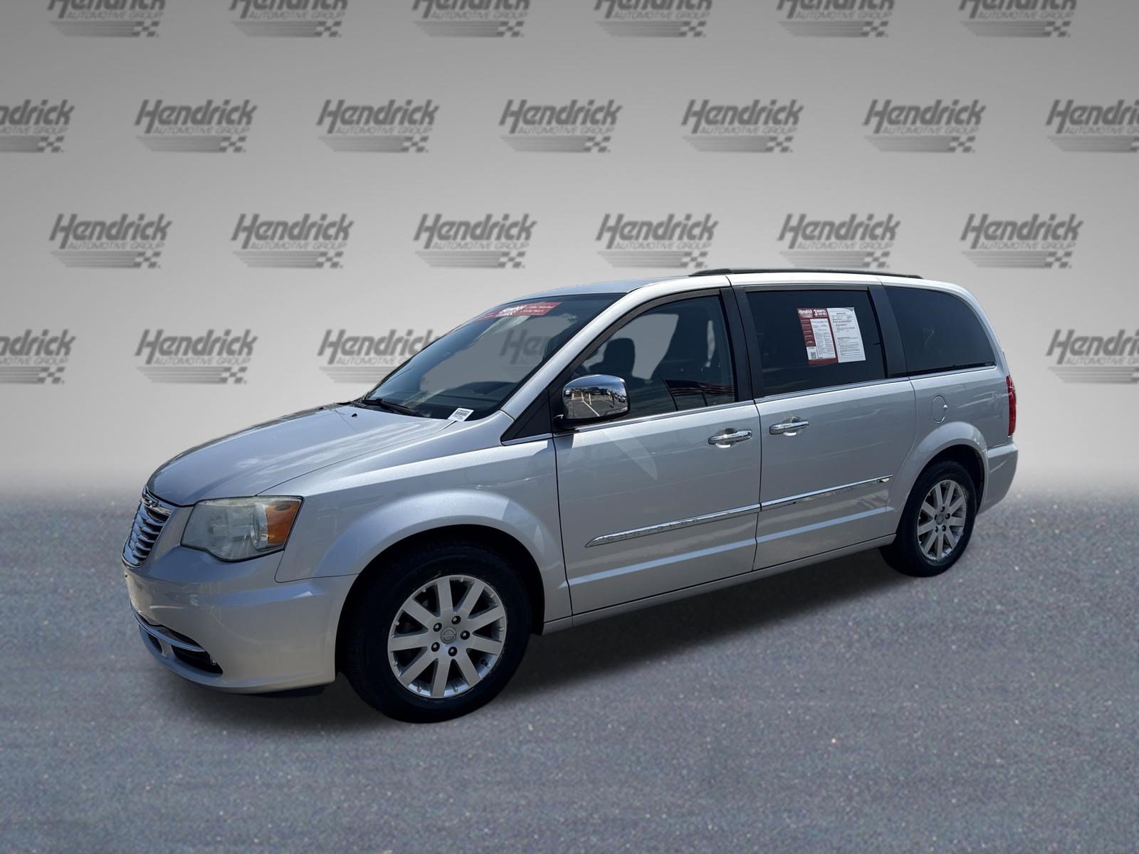 Used 2011 Chrysler Town & Country Touring-L w/ Entertainment Group #2 FWD image 4