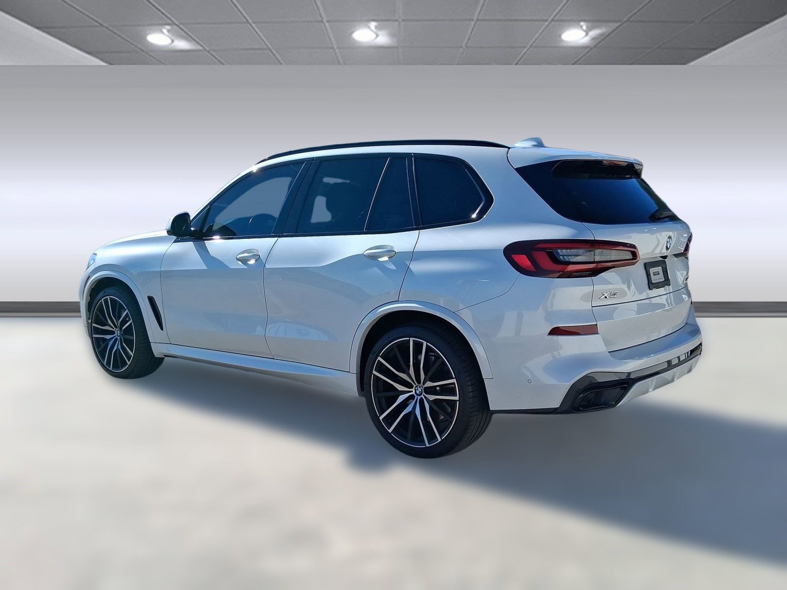 Used 2021 BMW X5 xDrive40i w/ M Sport Package image 3