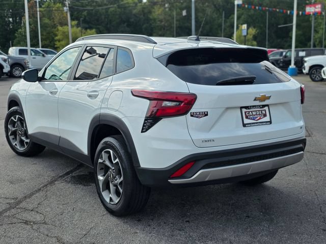 Used 2025 Chevrolet Trax LT w/ LT Convenience Package FWD image 3