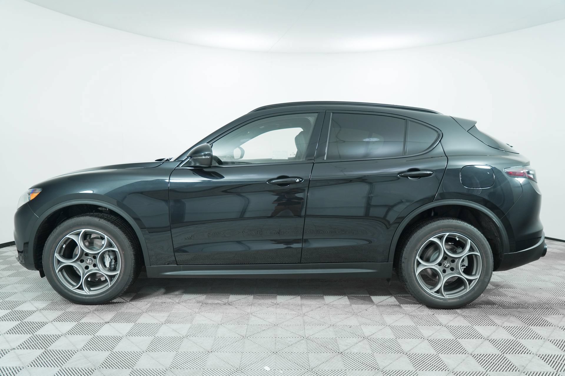 New 2025 Alfa Romeo Stelvio Sprint AWD/4WD image 4