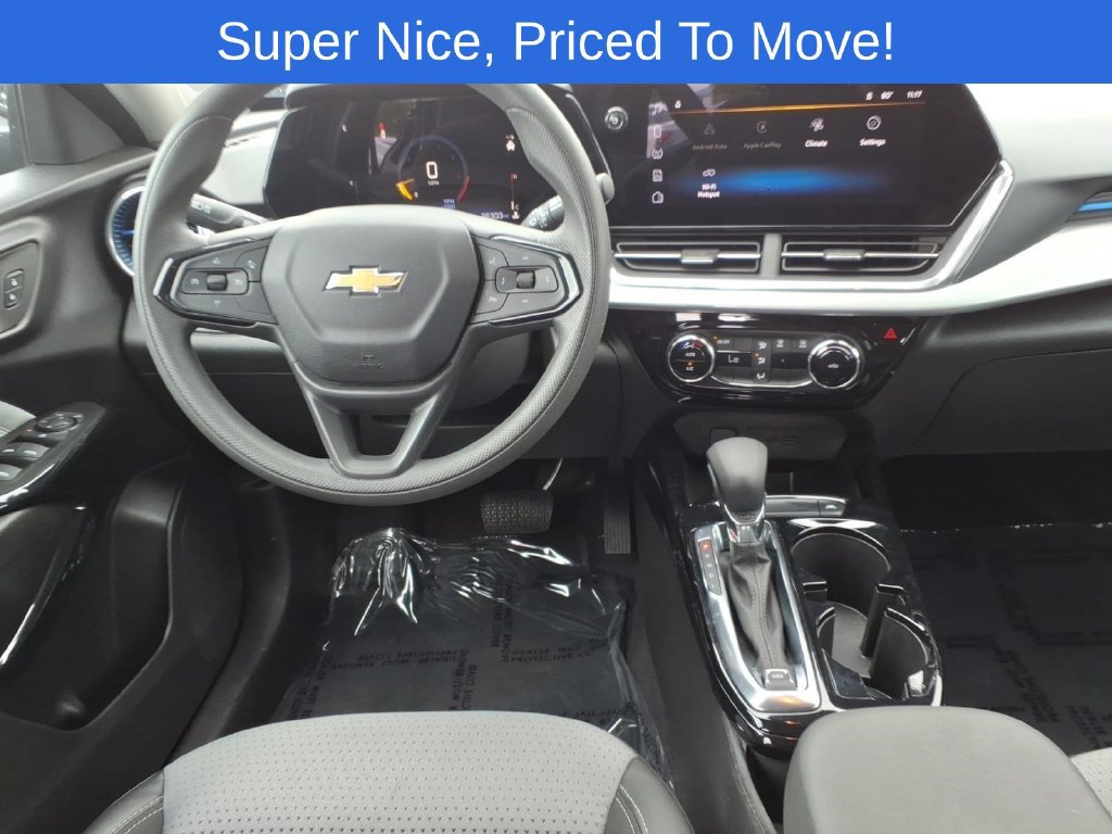 Used 2025 Chevrolet Trax LT FWD image 13