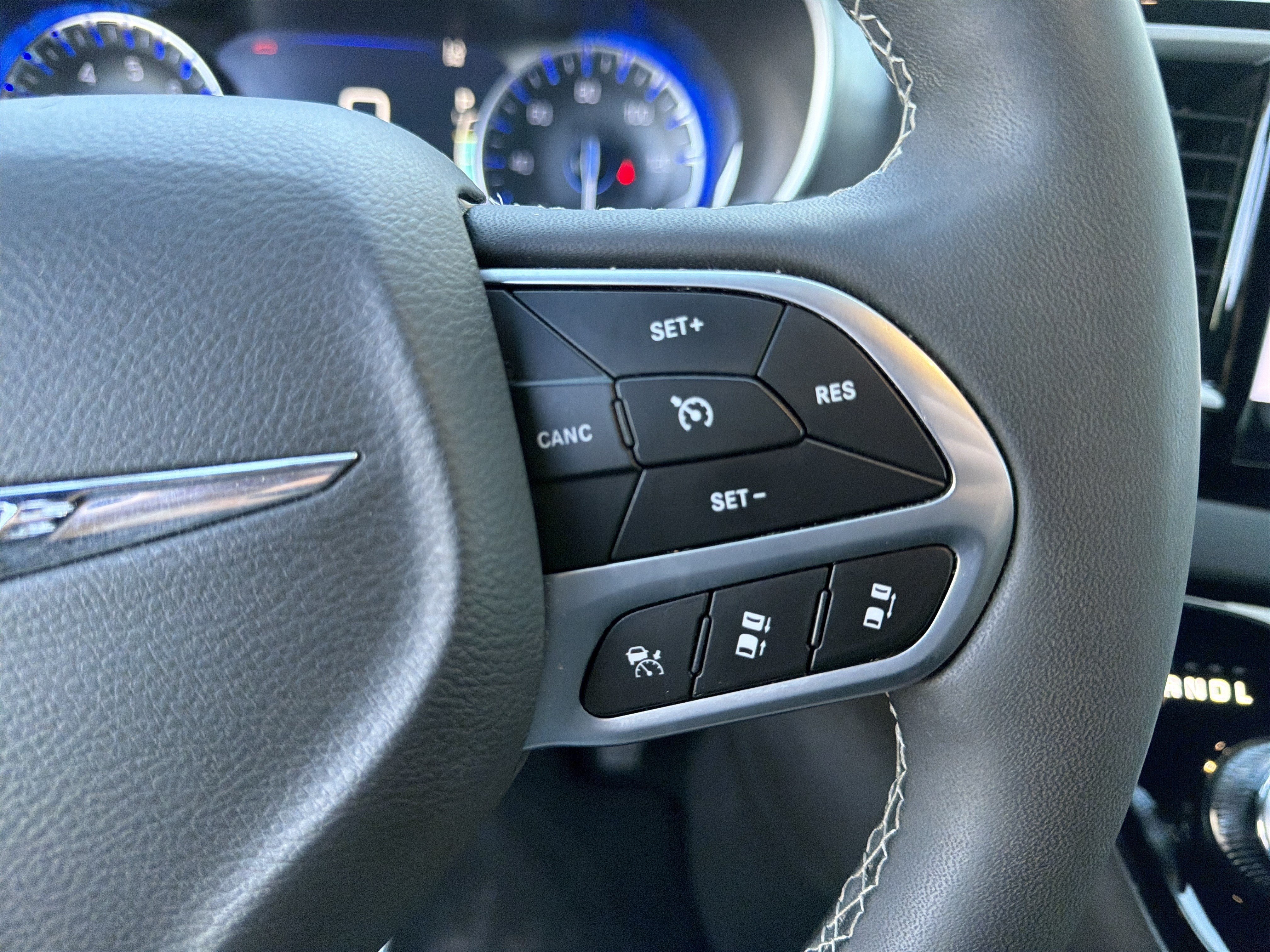Used 2025 Chrysler Pacifica Select FWD image 35