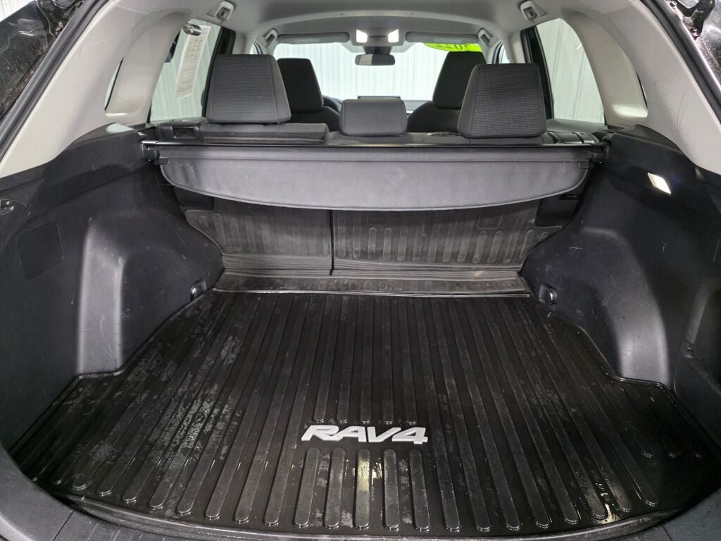 Used 2022 Toyota RAV4 LE AWD/4WD image 11