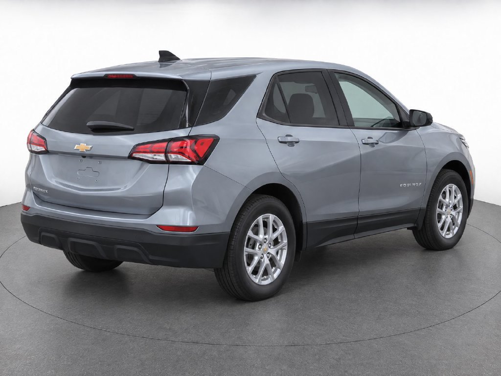 Used 2023 Chevrolet Equinox LS w/ LS Convenience Package FWD image 4