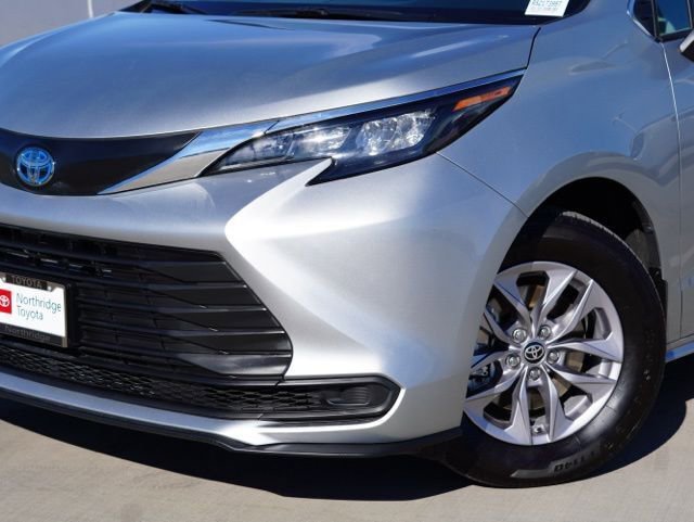 Certified 2024 Toyota Sienna LE image 5