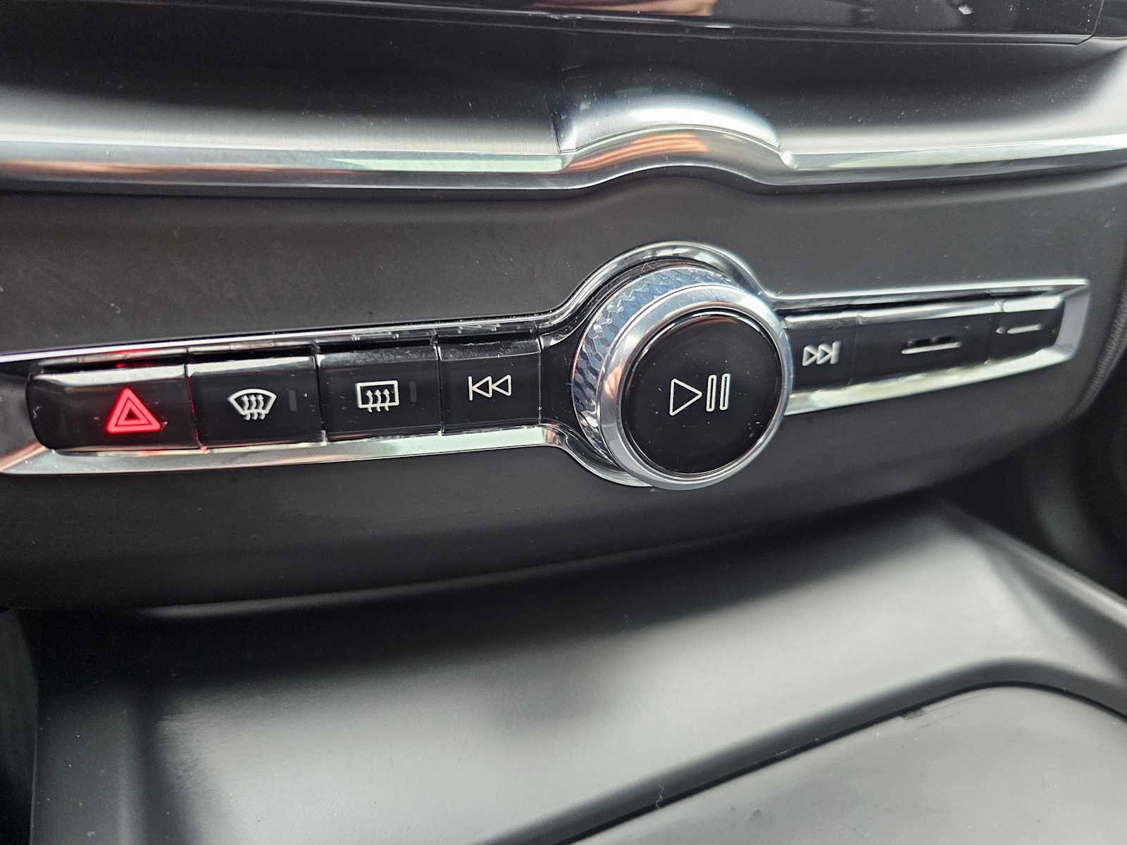 Certified 2025 Volvo XC60 B5 Core w/ Protection Package Premier image 33