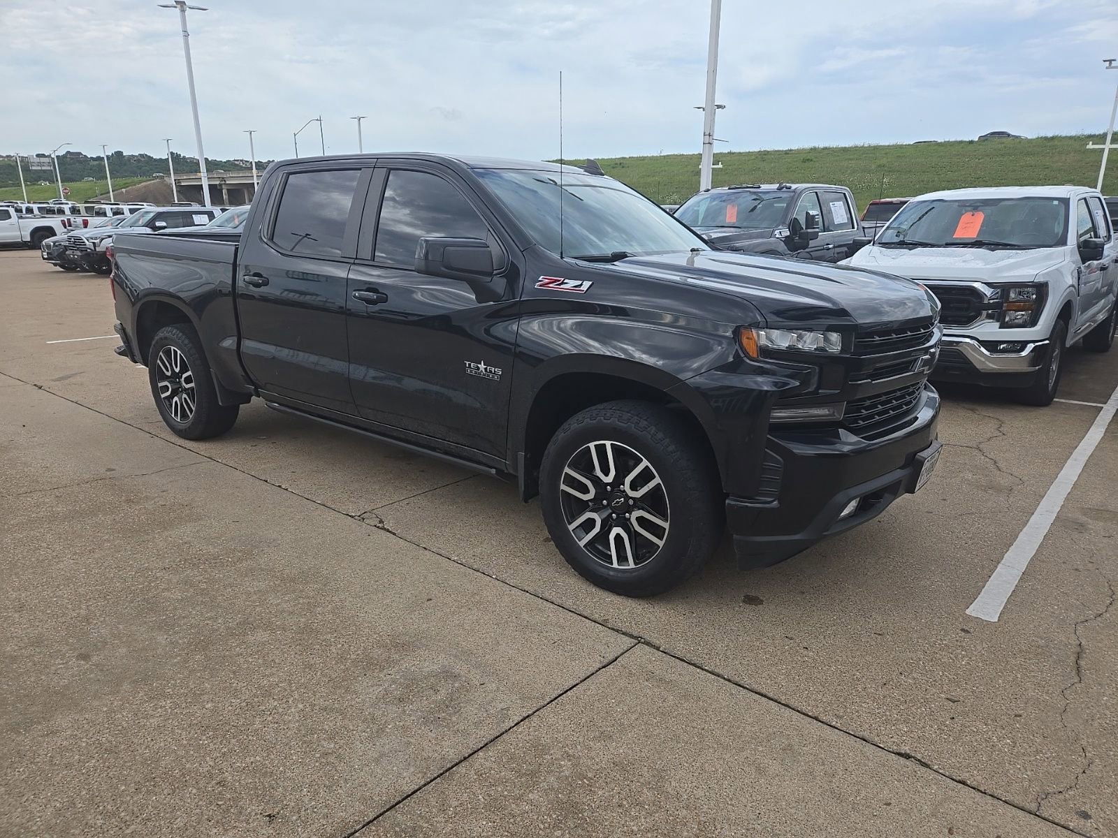 Used 2020 Chevrolet Silverado 1500 RST w/ Texas Edition AWD/4WD image 2
