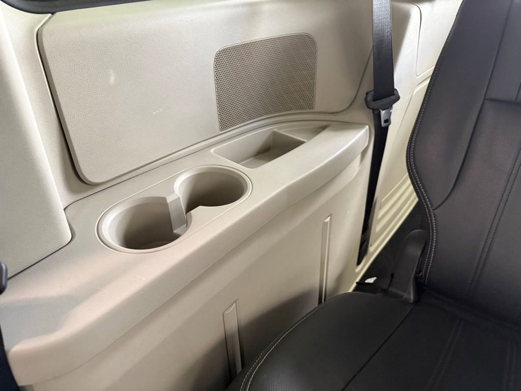 Used 2014 Chrysler Town & Country Touring image 55