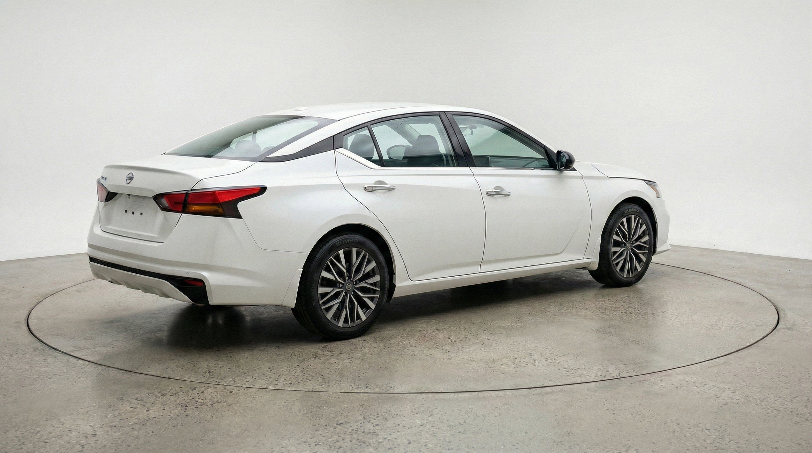 Used 2025 Nissan Altima 2.5 SV FWD image 9