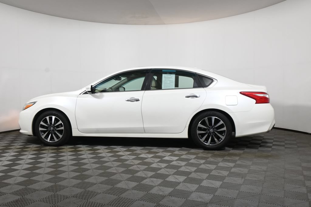 Used 2016 Nissan Altima 2.5 SL w/ Moonroof Package FWD image 2