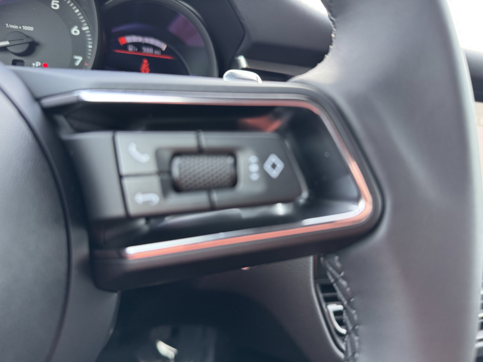 New 2025 Porsche Macan AWD/4WD image 34