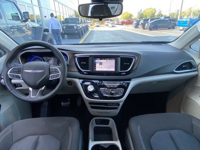 Used 2023 Chrysler Voyager LX image 14