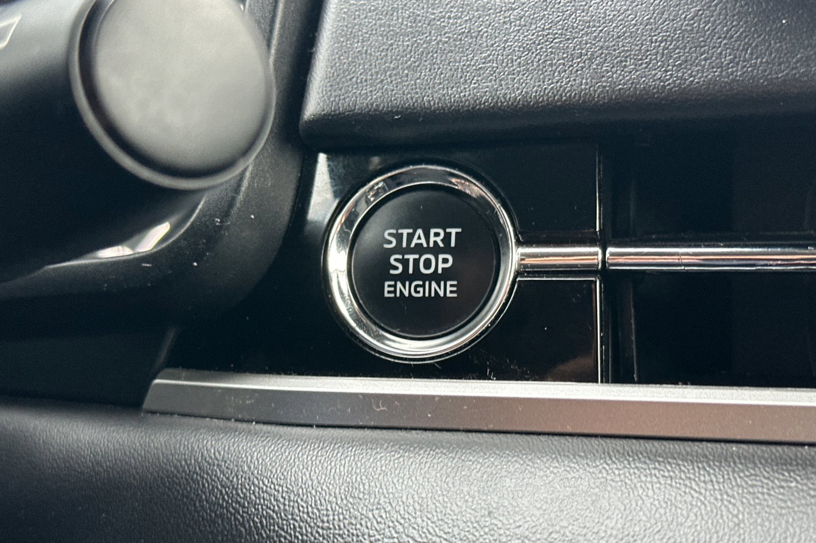 Used 2024 Mitsubishi Outlander SE image 25