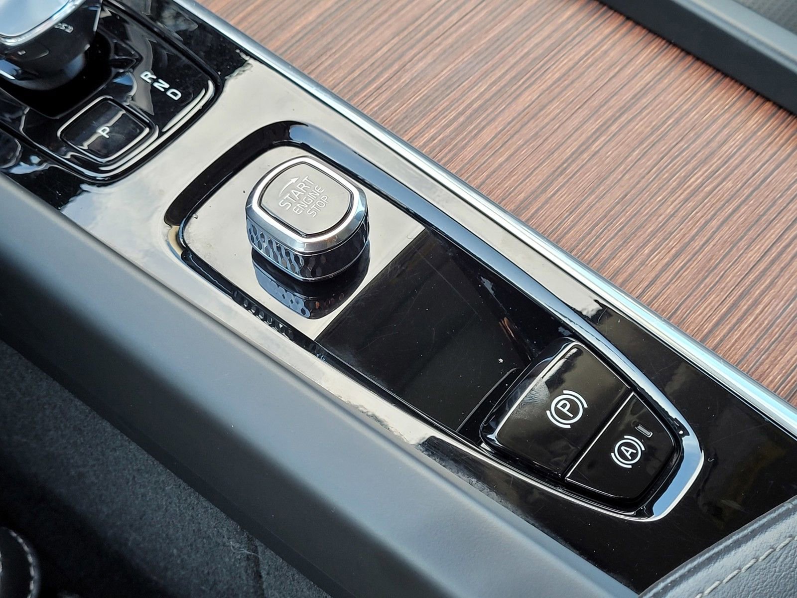 Certified 2024 Volvo XC60 T8 Ultimate w/ Protection Package Premier image 27