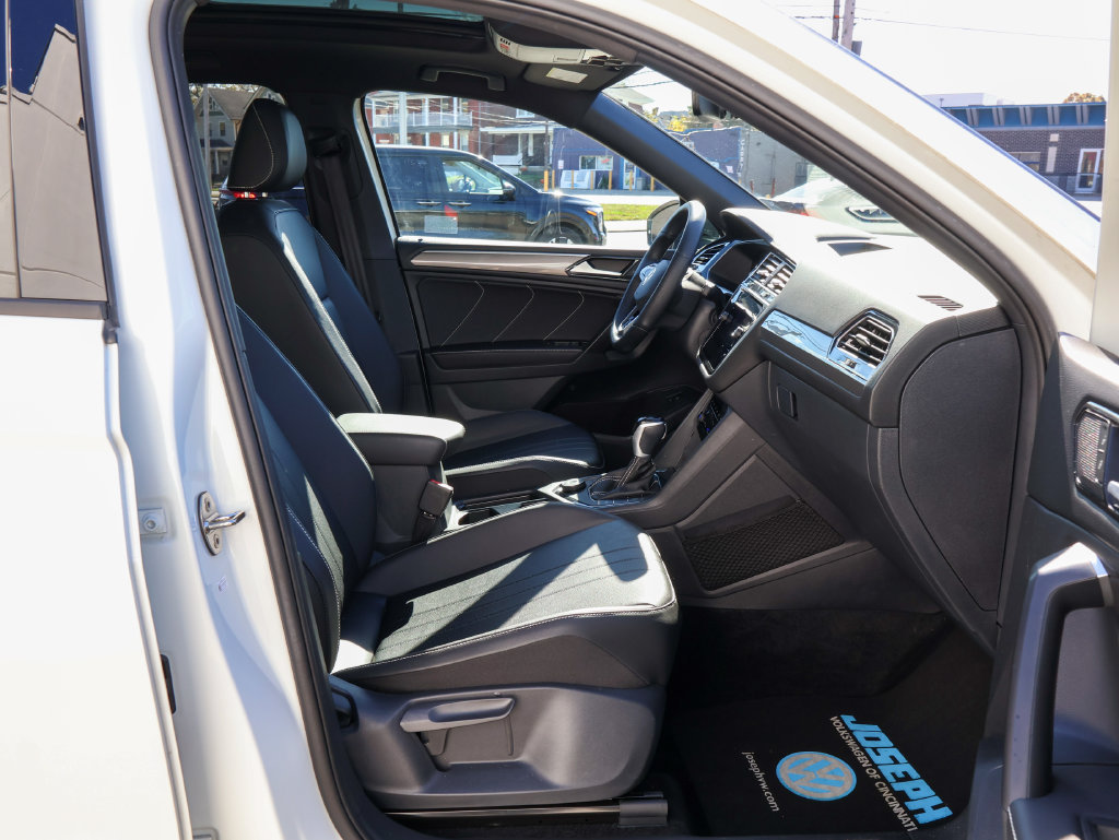 Used 2024 Volkswagen Tiguan SE R-Line AWD/4WD image 30