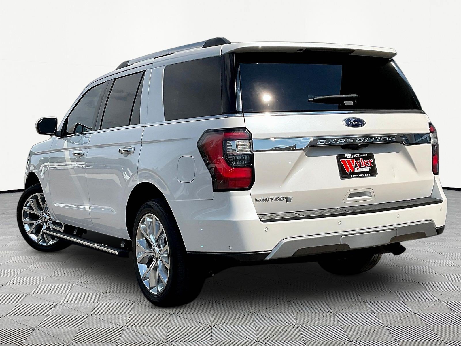 Used 2019 Ford Expedition Limited w/ Equipment Group 302A AWD/4WD image 4
