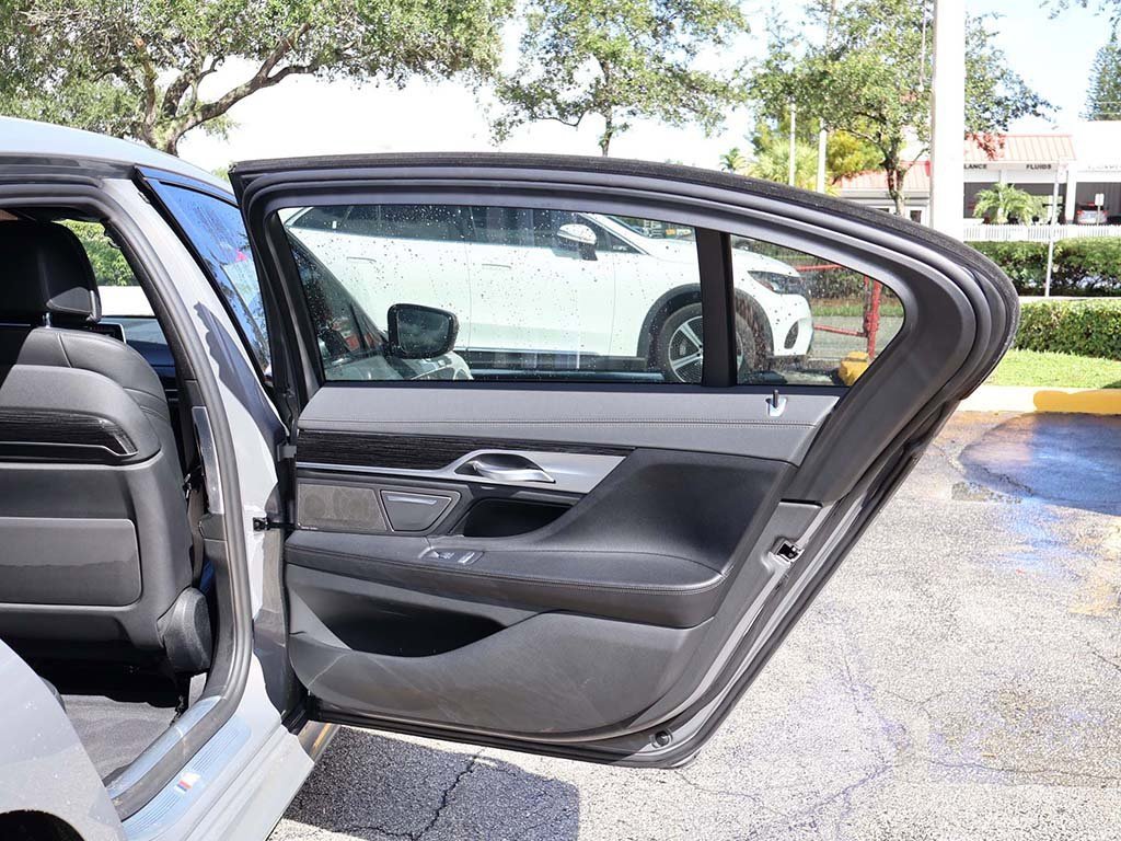 Used 2022 BMW 740i w/ M Sport Package image 28