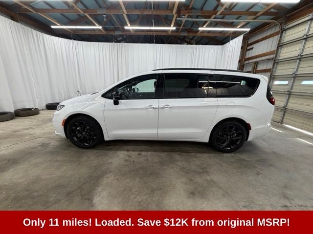 Used 2025 Chrysler Pacifica Limited FWD image 2