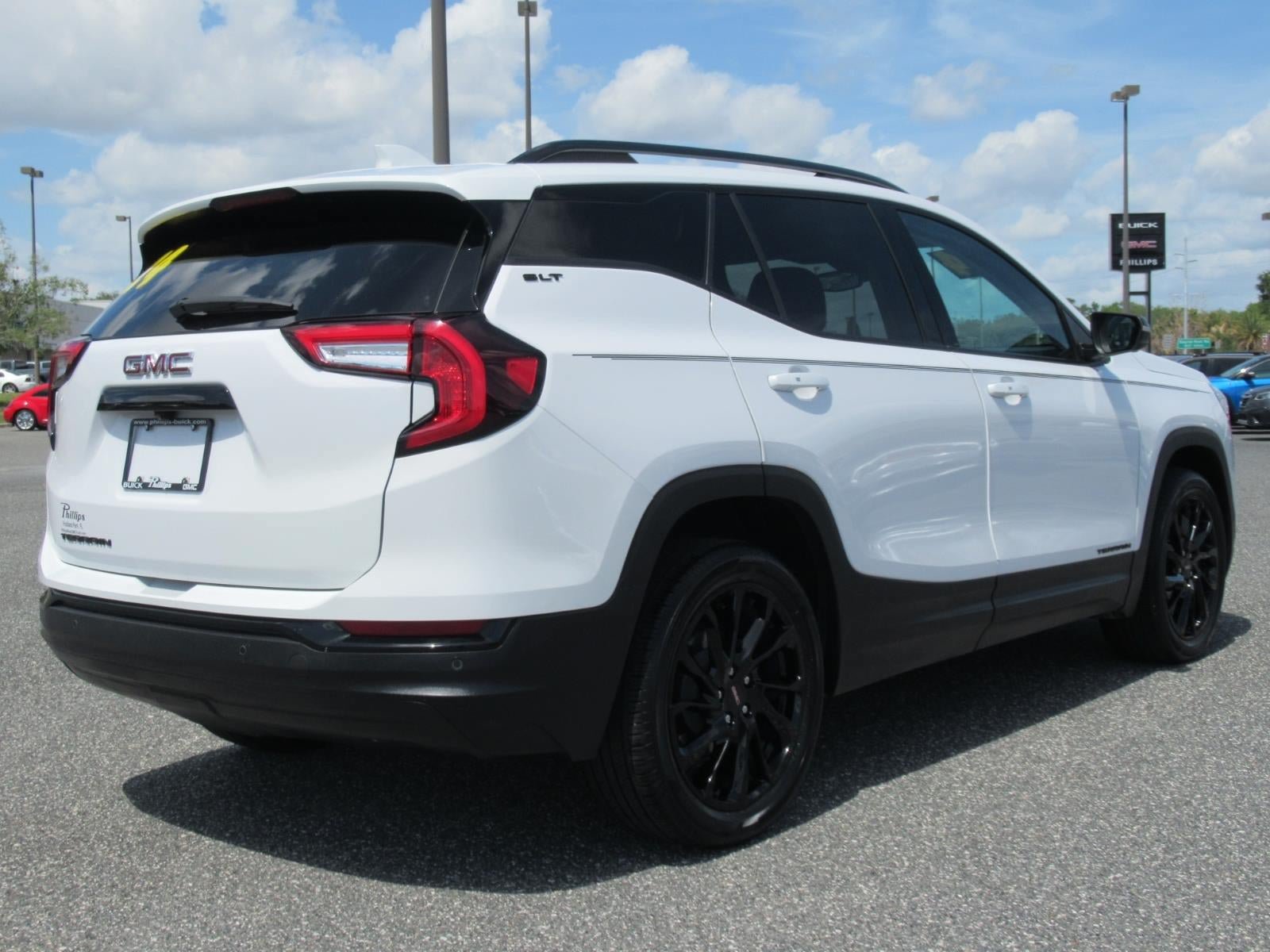 Used 2024 GMC Terrain SLT w/ Tech Package FWD image 7