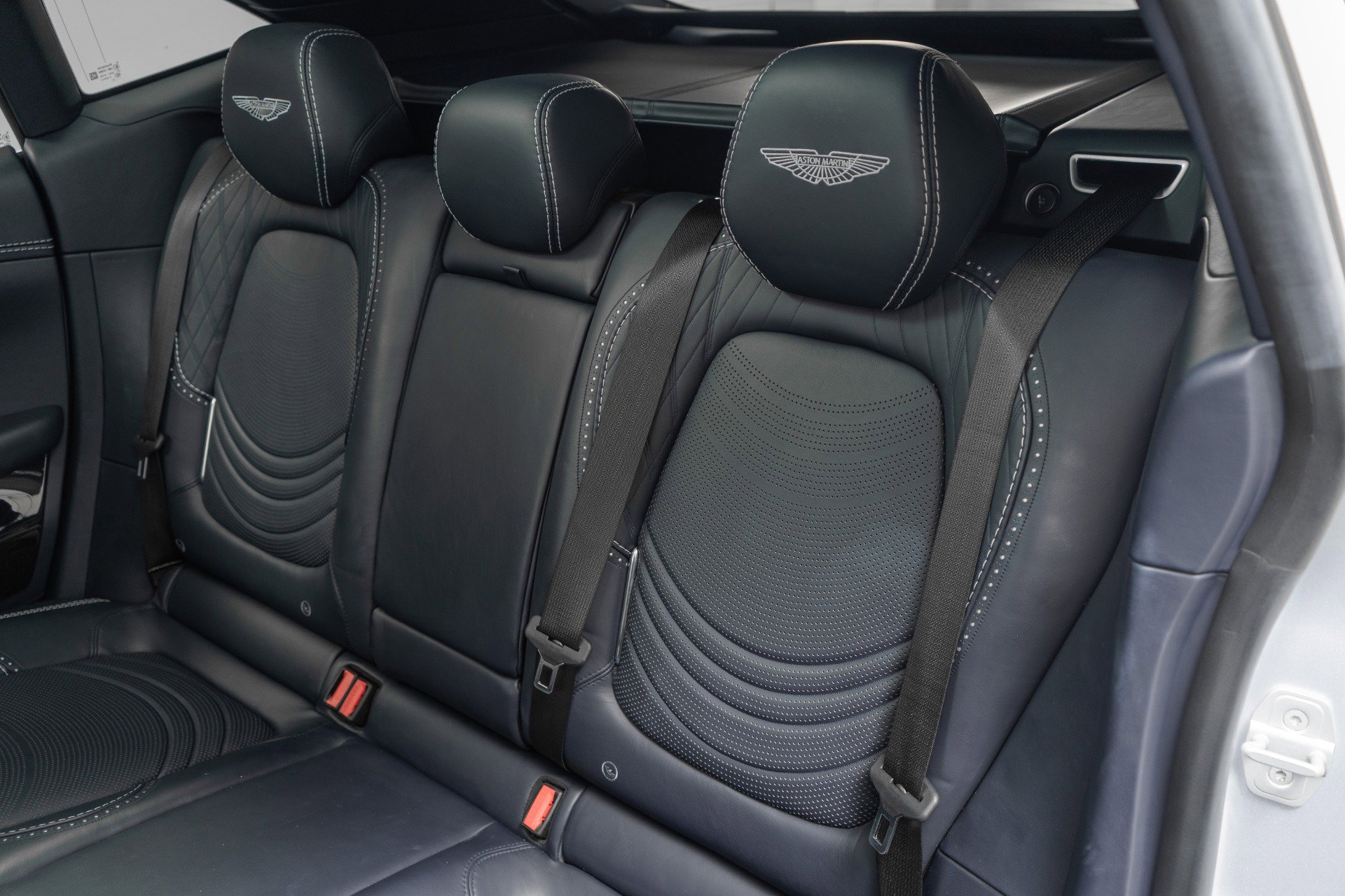 Used 2022 Aston Martin DBX image 16