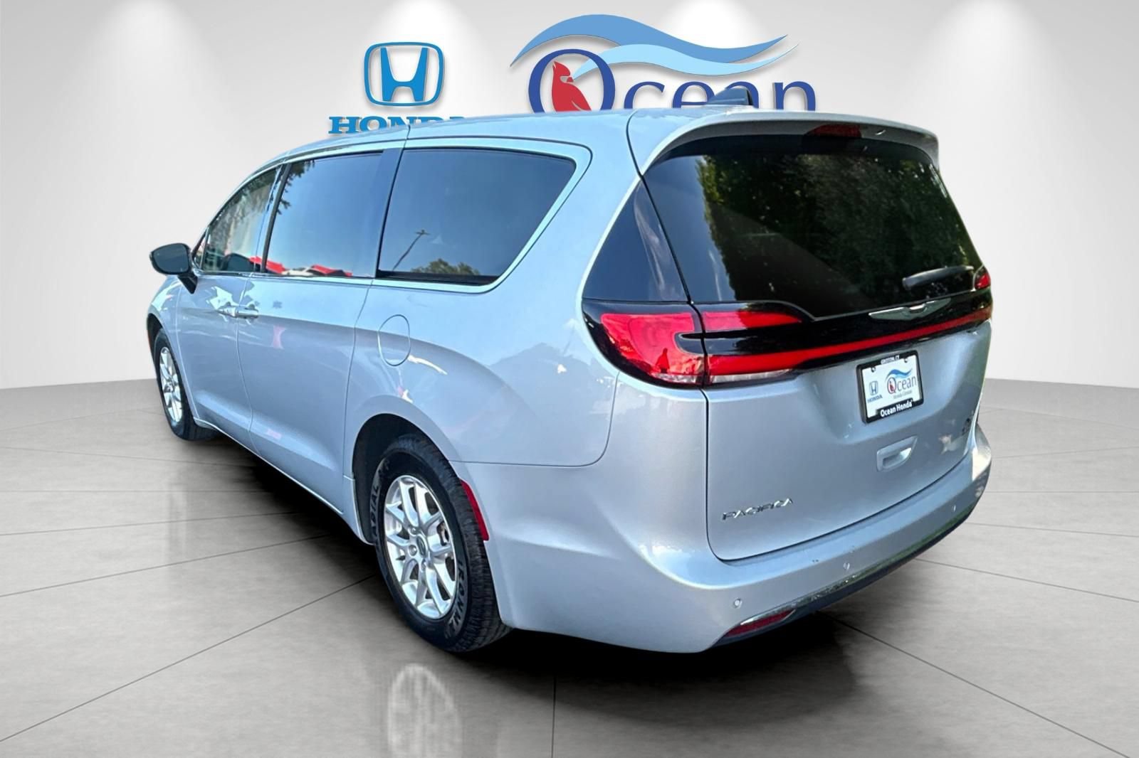 Used 2024 Chrysler Pacifica Touring-L FWD image 5