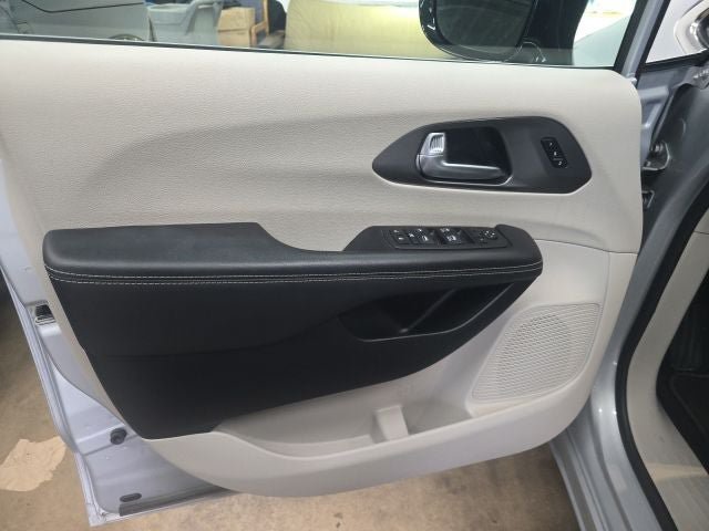 Used 2024 Chrysler Pacifica Touring-L FWD image 4