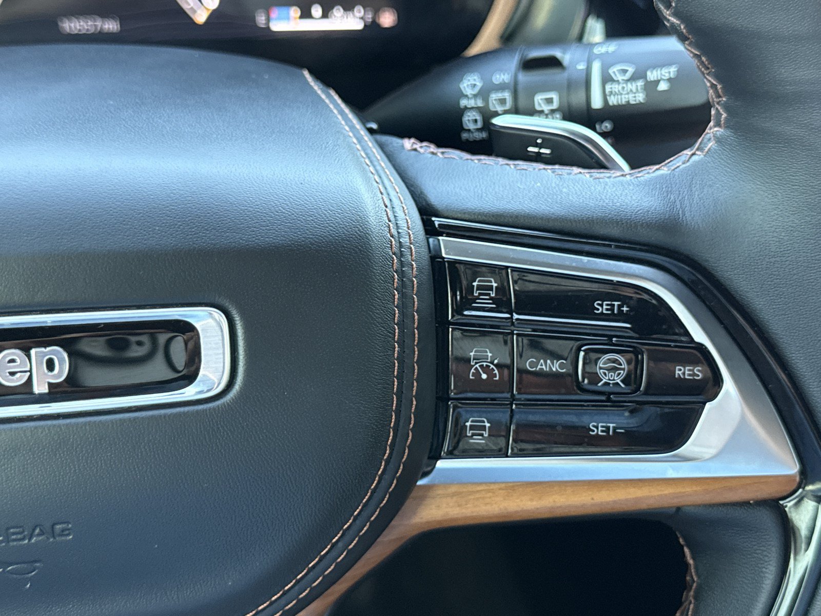 Used 2025 Jeep Grand Cherokee Summit AWD/4WD image 25