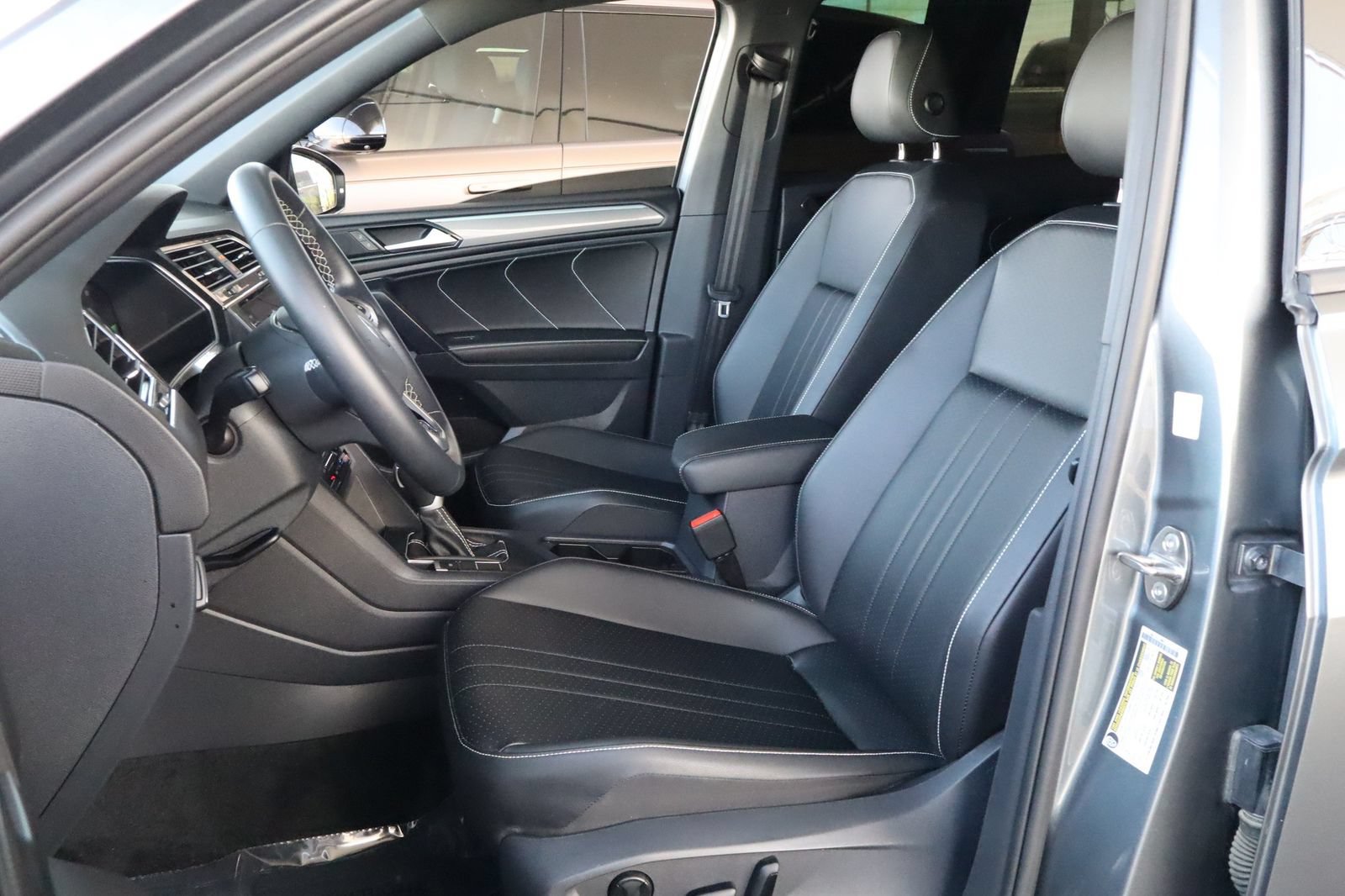 Used 2023 Volkswagen Tiguan SE R-Line FWD image 20