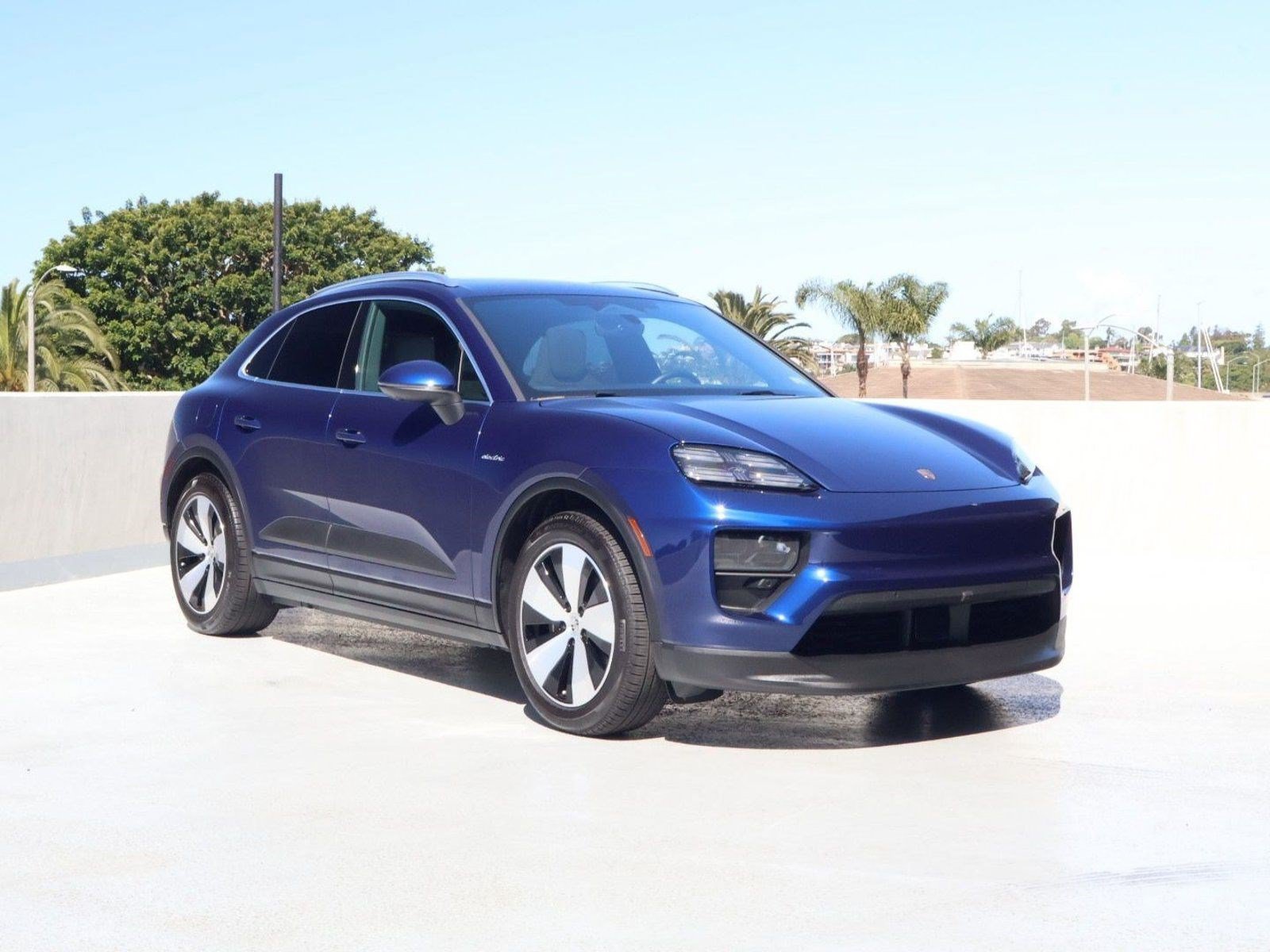 Certified 2025 Porsche Macan Electric RWD image 7