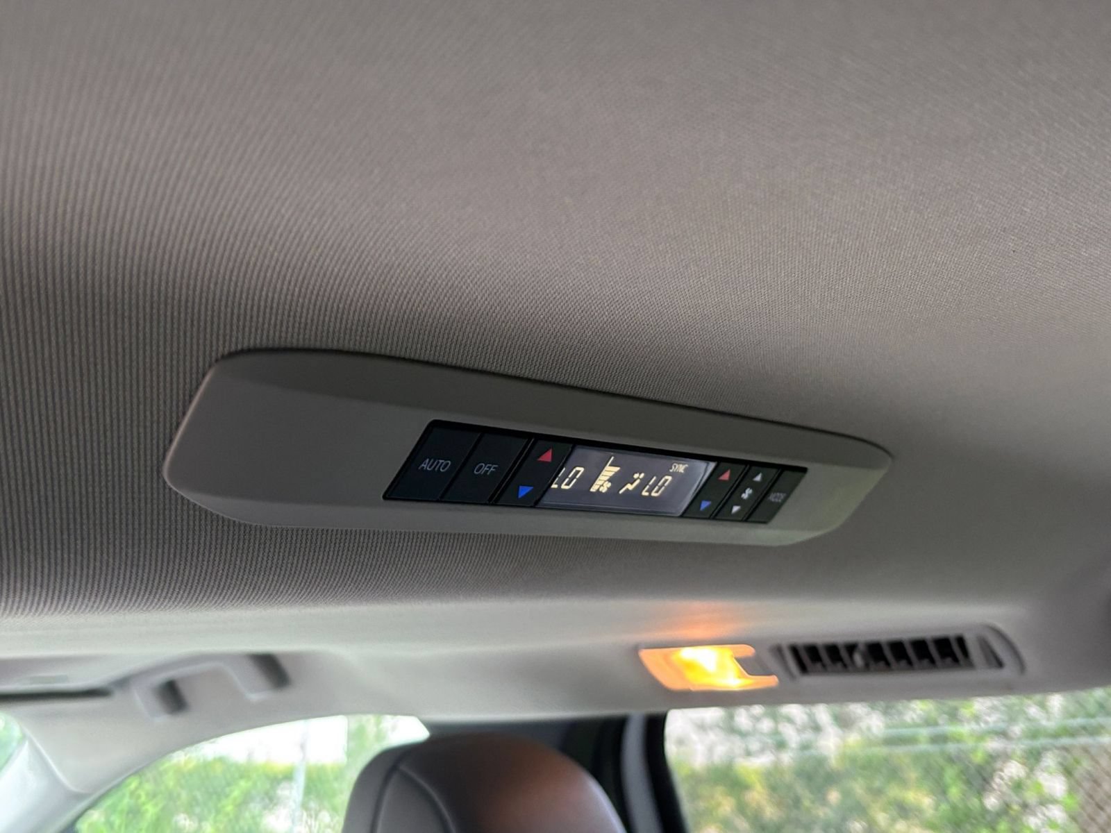 Used 2025 Toyota Sienna XLE FWD image 25