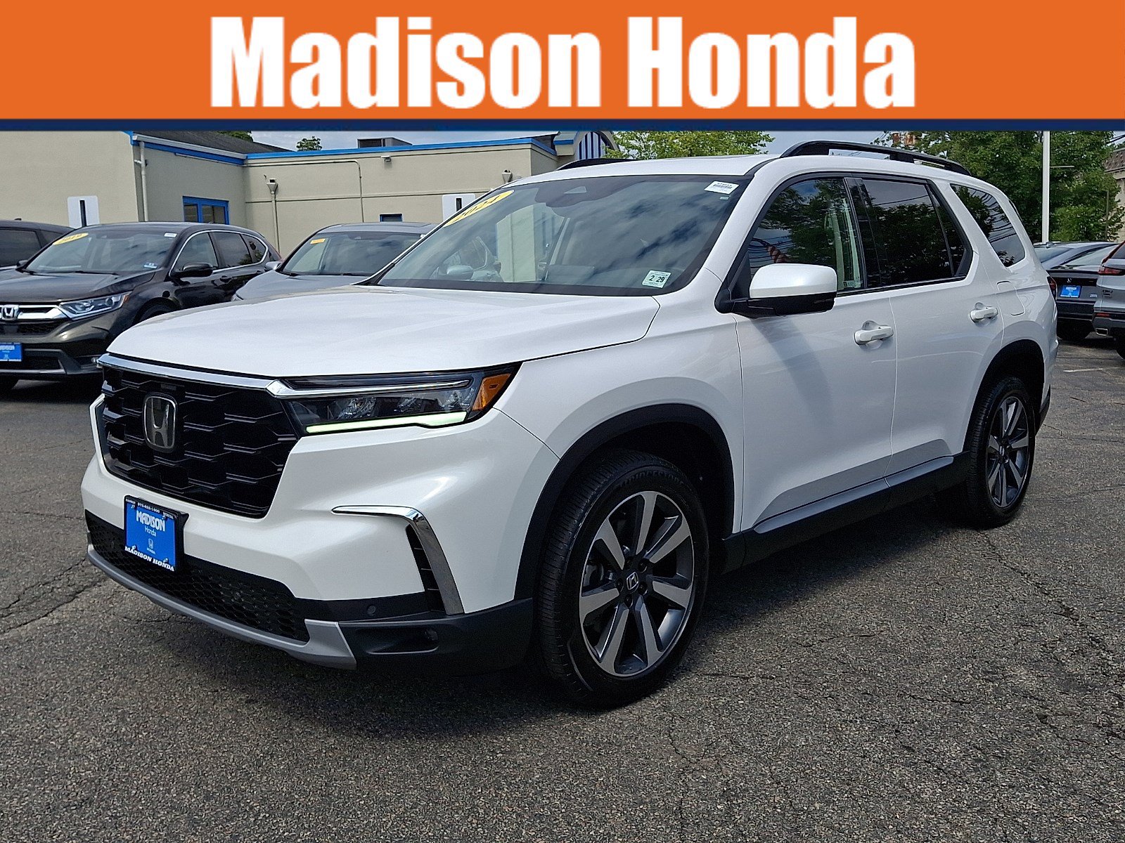 Used 2024 Honda Pilot Touring image 1